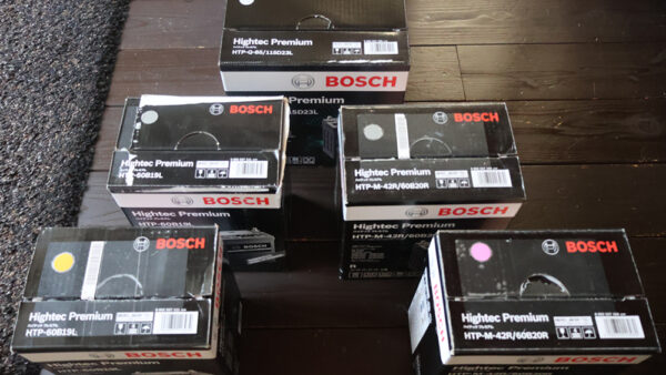 バッテリーの予備も各種常備しています